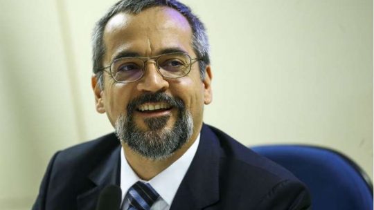 Ministro da Educação quer professor sem concurso em universidade federal