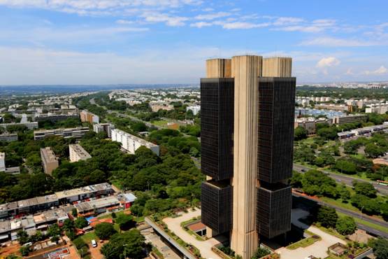 BC propõe ampliar possibilidades legais para brasileiros terem conta em dólares no país