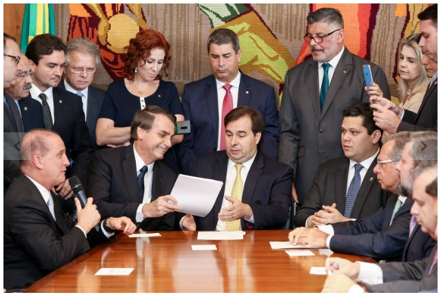 Governo pede R$ 1,6 bi ao Congresso para bancar de obras a carros de Bolsonaro