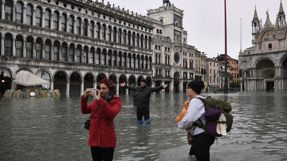 Maré alta histórica afeta Veneza