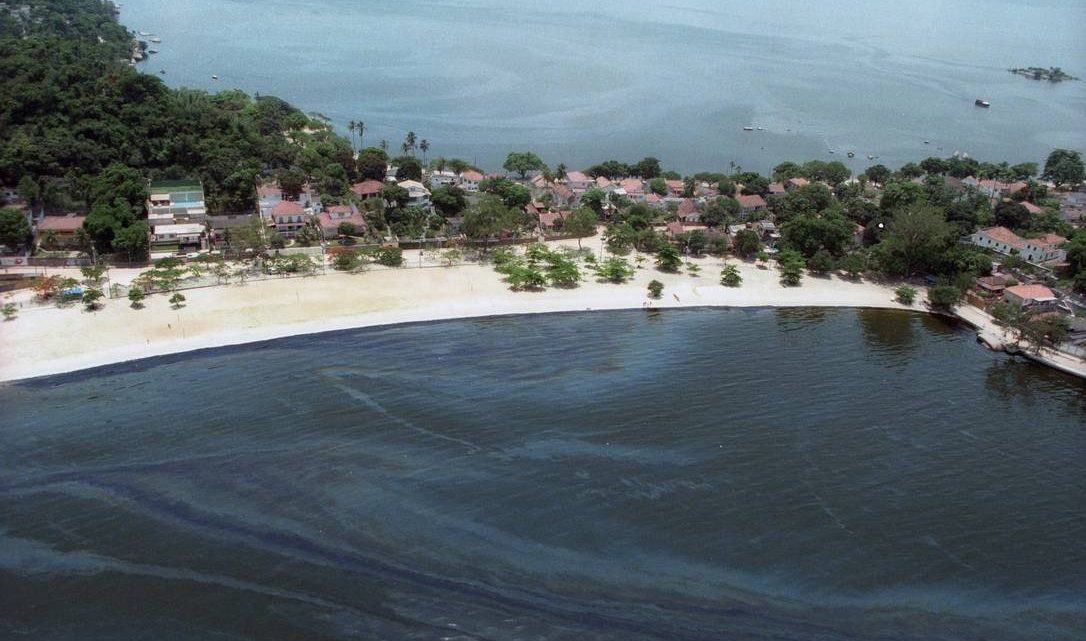 Derramamento de óleo no Nordeste já é quatro vezes maior do que o da Baía de Guanabara
