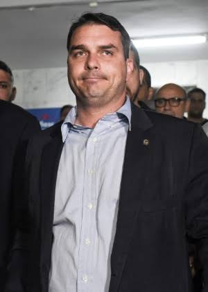 Flávio Bolsonaro pagou R$ 638 mil em dinheiro para ‘lavar’ compra de imóveis, diz MP