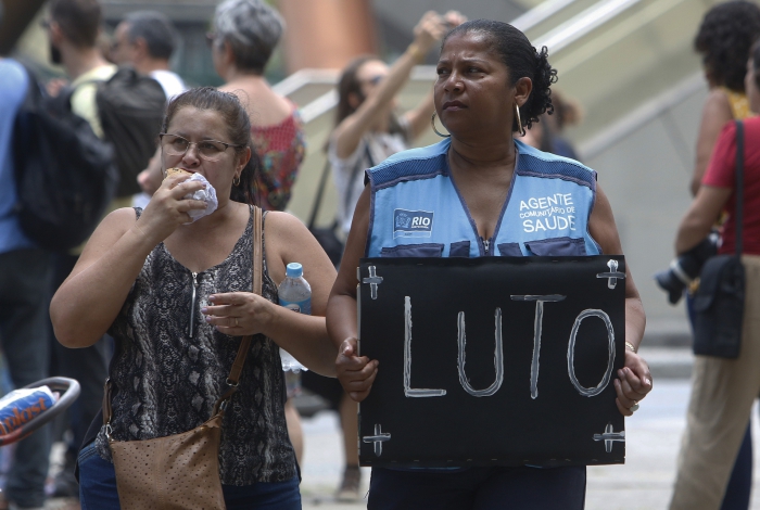 Servidores protestam contra atraso de salário da Prefeitura