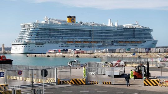 Cruzeiro com 7 mil pessoas a bordo é bloqueado em porto da Itália por suspeita de coronavírus