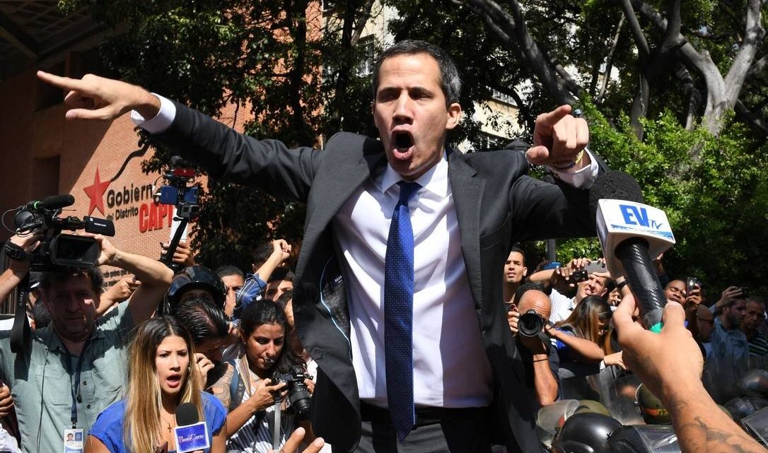 Guaidó e comitiva de deputados furam cerco militar e conseguem entrar na Assembleia Nacional