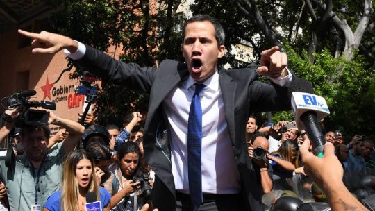 Guaidó e comitiva de deputados furam cerco militar e conseguem entrar na Assembleia Nacional