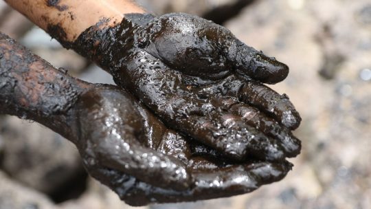 Cinco meses após manchas de óleo surgirem no litoral, governo não sabe qual é a origem da poluição