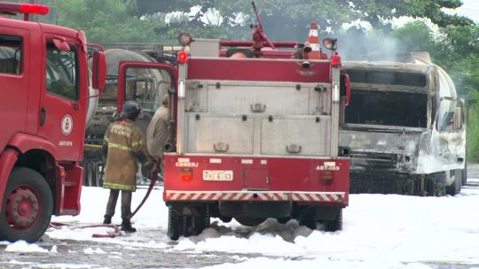 Caminhões-tanque explodem em pátio de distribuidora de combustíveis em Duque de Caxias