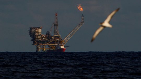 Preços do petróleo sobem com medidas para apoiar economia