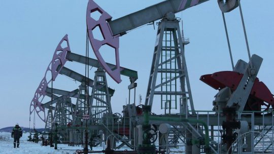 Trump diz esperar acordo entre Rússia e sauditas sobre petróleo em breve; preços do barril saltam
