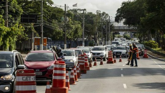 Bloqueios para estimular isolamento social causam congestionamento e lentidão em São Paulo