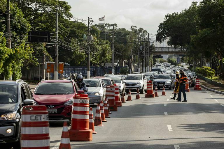 Bloqueios para estimular isolamento social causam congestionamento e lentidão em São Paulo