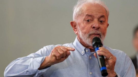 Lula critica venda de ações da Petrobras: “Desmonte”