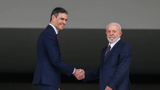 Lula presta solidariedade a Sánchez após ameaça de renúncia do premiê da Espanha